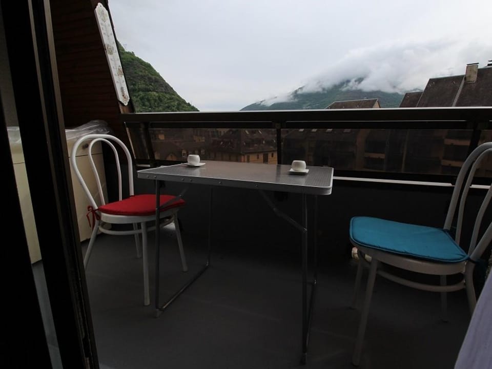 Charmant T2 avec balcon, parking privé, au pied du télécabine - Bagnères-de-Luchon - FR-1-313-198 Cabin in Catalonia