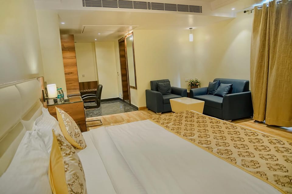 Photo of the whole room, Seating area