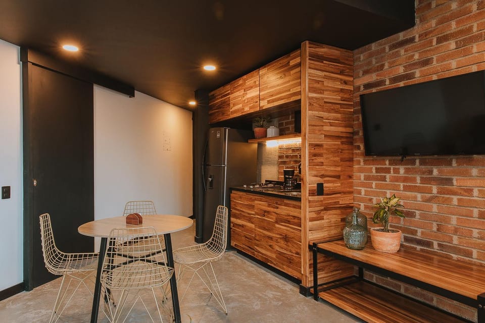 Kitchen or kitchenette, Dining area