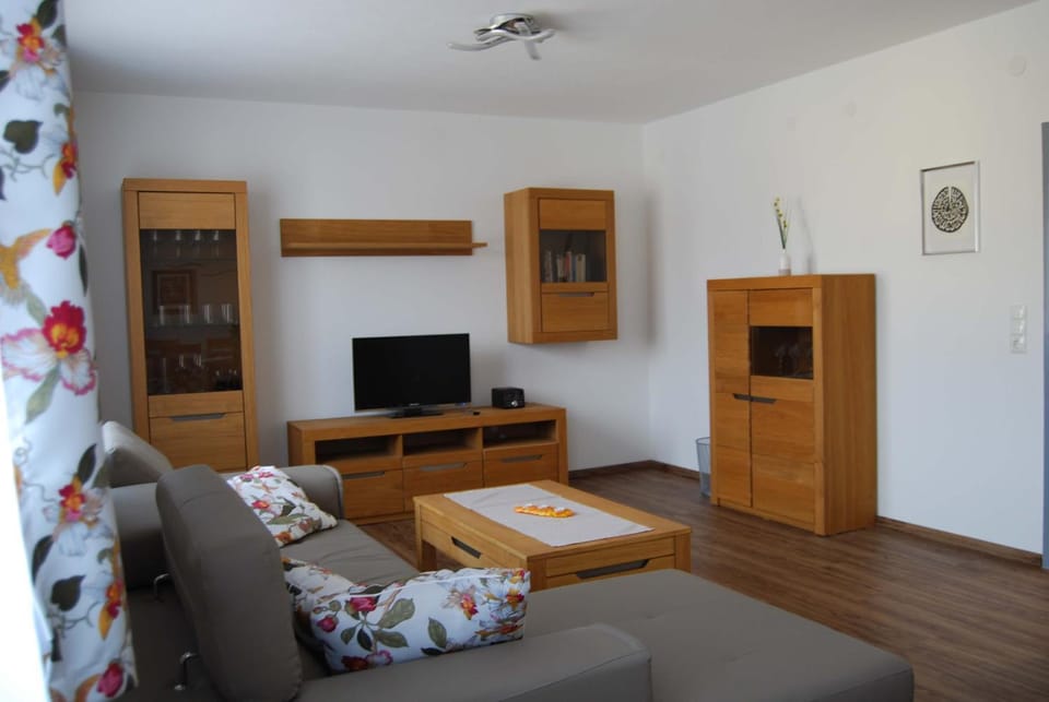 Communal lounge/ TV room, TV and multimedia, Living room, Seating area