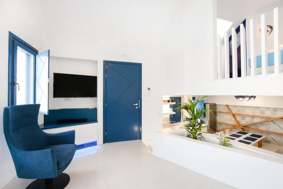 Communal lounge/ TV room, Facade/entrance, TV and multimedia, Living room, Seating area