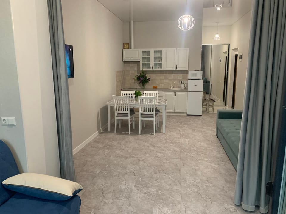 Kitchen or kitchenette, Living room, Seating area, Dining area, Communal kitchen