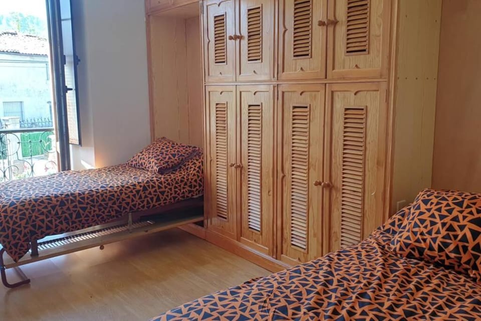 CASA NOGALES junto a PLAYA DE POO y SENDA. WIFI Apartment in Cantabria