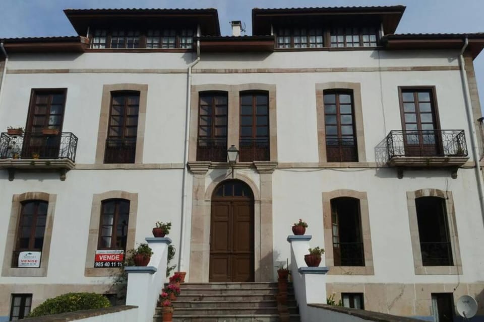 CASA NOGALES junto a PLAYA DE POO y SENDA. WIFI Apartment in Cantabria
