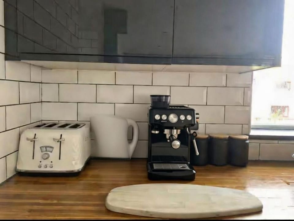 Dreghorn House 5 b-rooms 9 beds 3 toilets 2 showers,1 bath 2 receiption Secure free Parking 233 Wifi House in Edinburgh