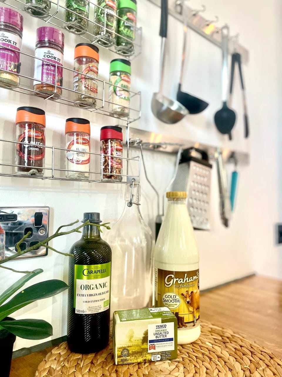 Dreghorn House 5 b-rooms 9 beds 3 toilets 2 showers,1 bath 2 receiption Secure free Parking 233 Wifi House in Edinburgh