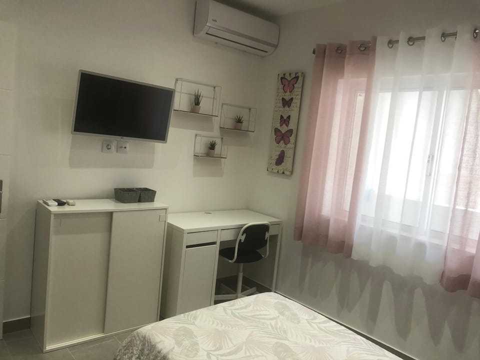 Bed, TV and multimedia, Bedroom