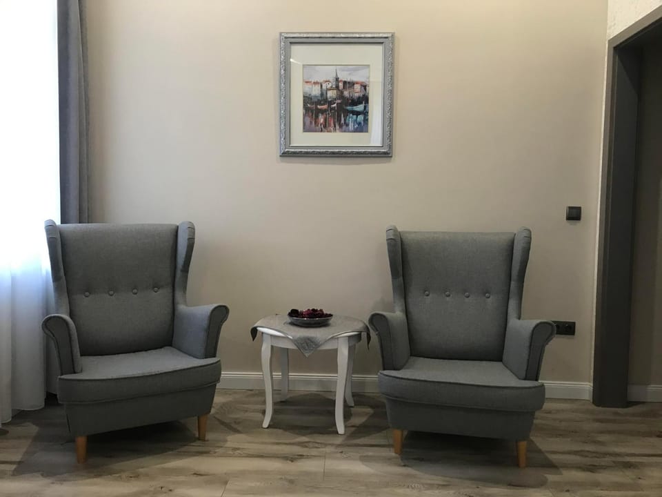 Photo of the whole room, Seating area