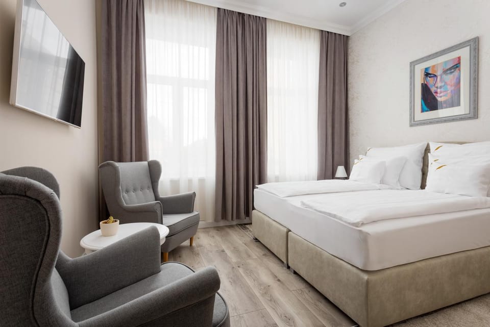 Photo of the whole room, Bedroom
