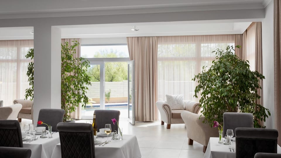 Property building, Restaurant/places to eat, Living room, Breakfast