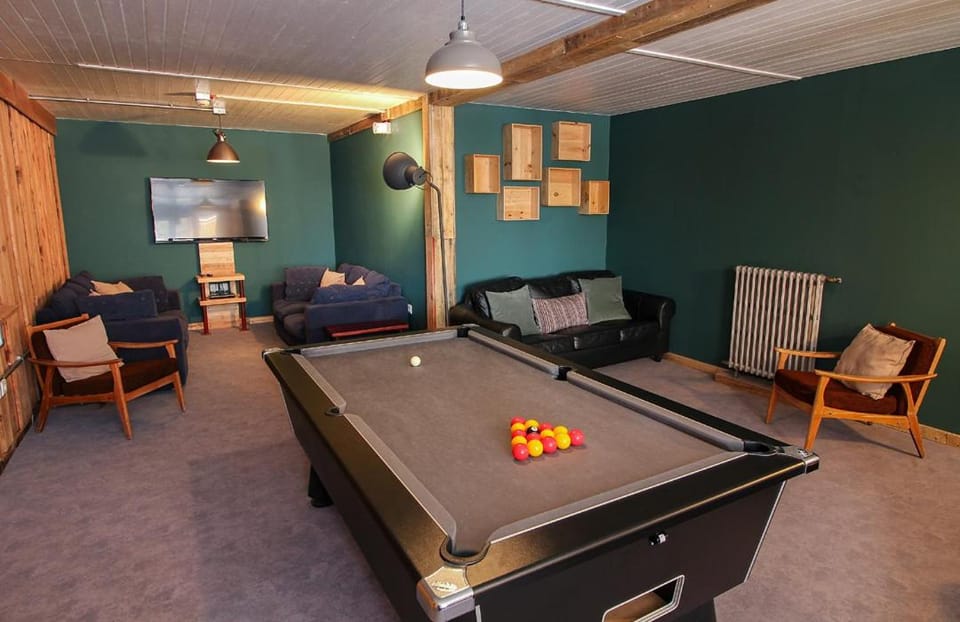 Communal lounge/ TV room, Billiard, Game Room, Living room, Seating area