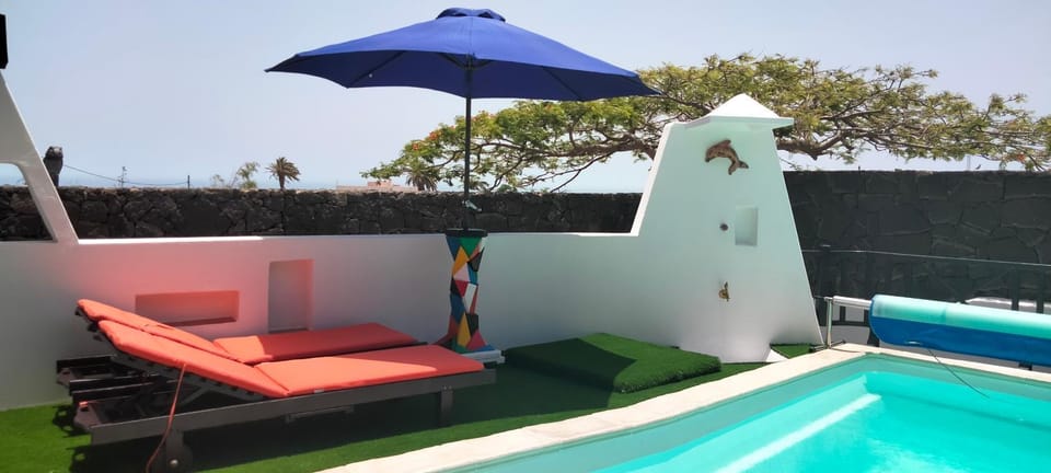Swimming pool, sunbed