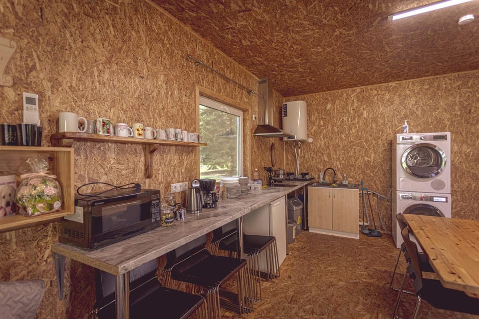 Coffee/tea facilities, Kitchen or kitchenette, Dining area, stove, washing machine, dryer