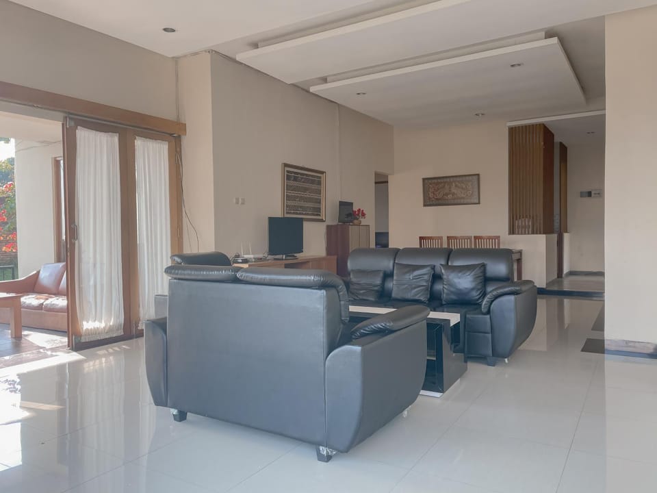 Villa Vidor by Villa Gue Aja Villa in Cisarua