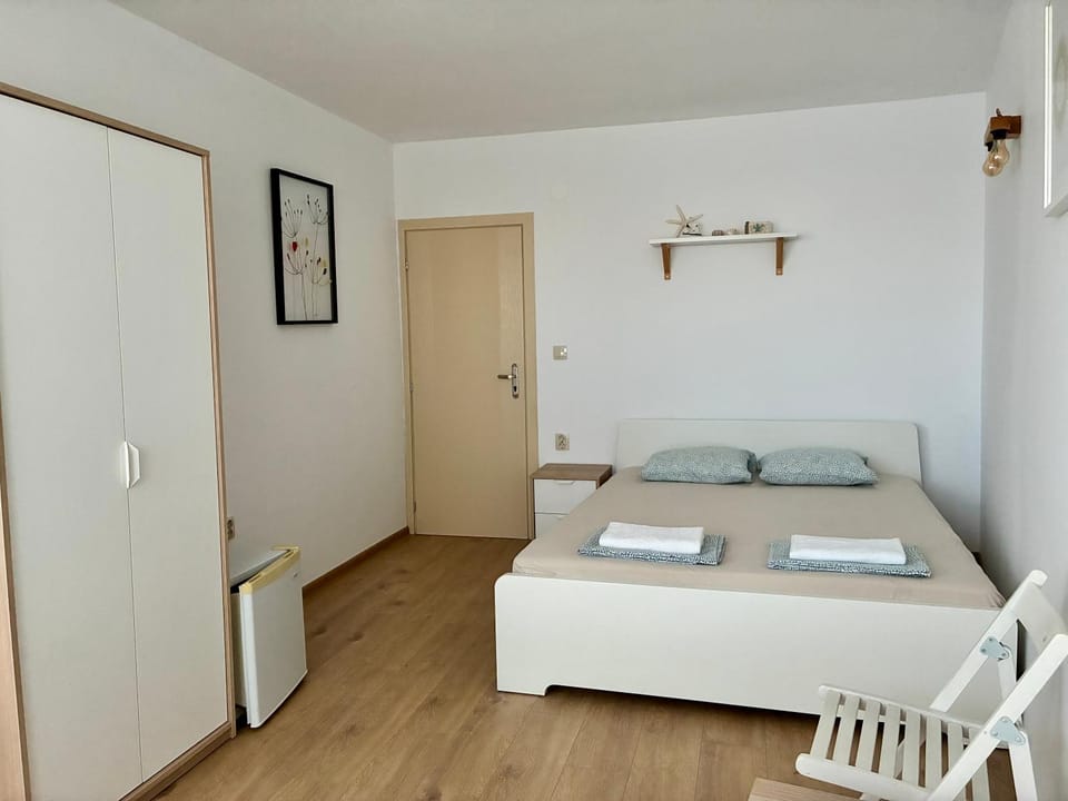 Bed, Bedroom, minibar, towels, wardrobe