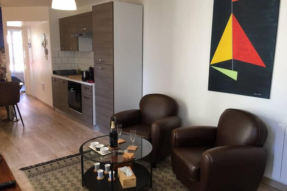 Kitchen or kitchenette, Living room, Seating area