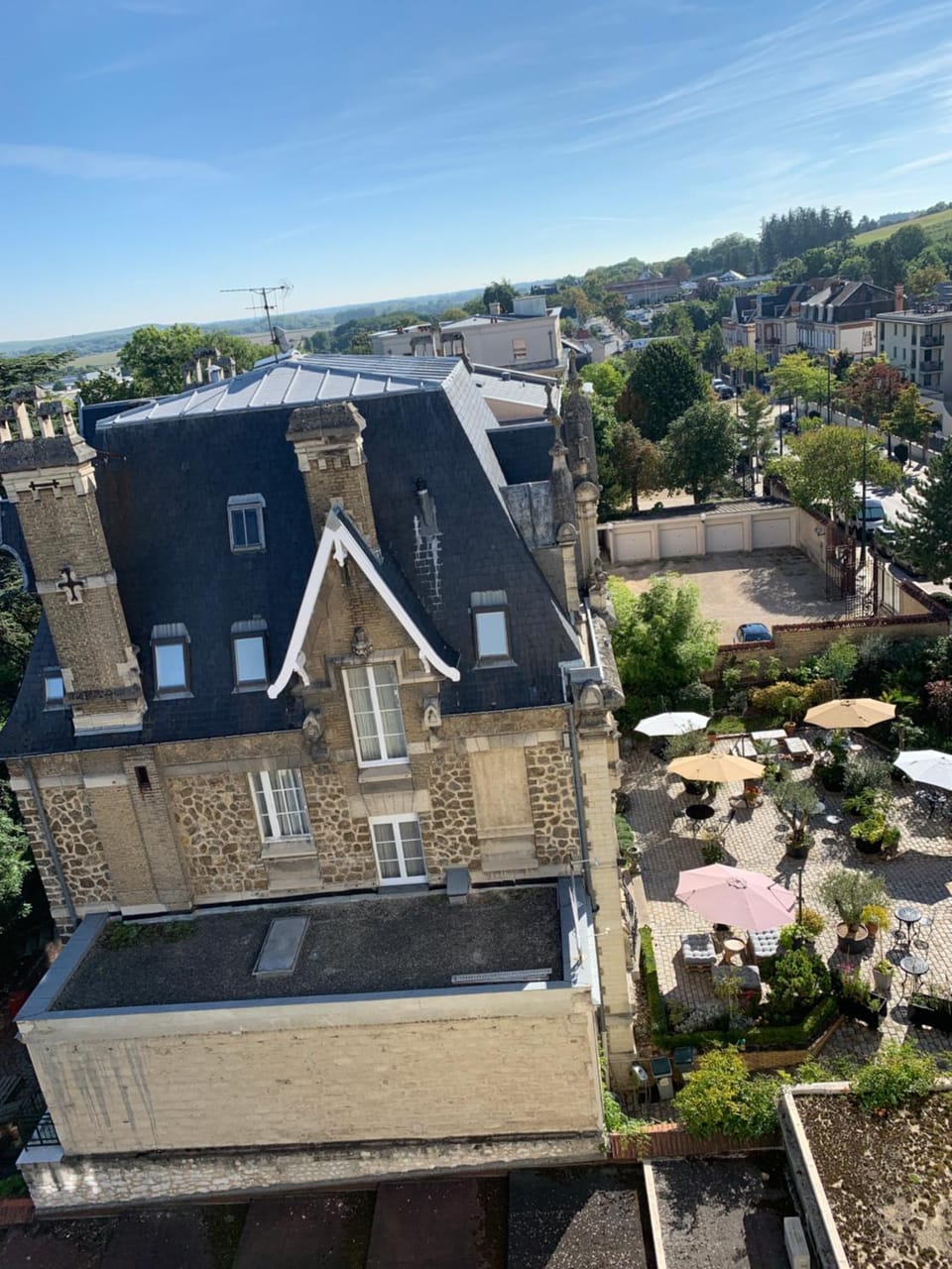 Avenue de Champagne Epernay Private Parking Apartment in Epernay