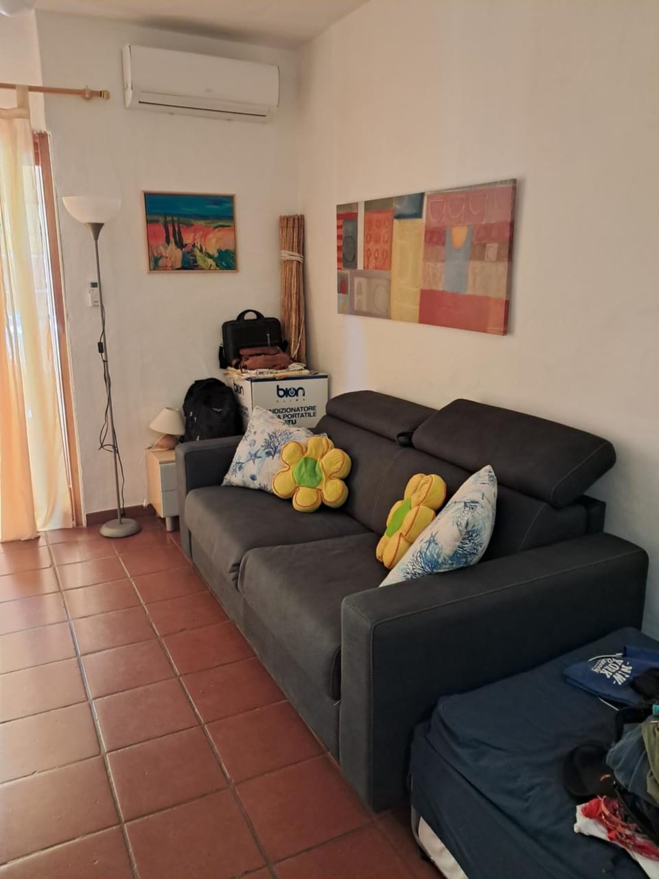 Bed, Living room, Seating area, air conditioner