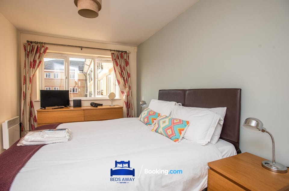 Bed, TV and multimedia, Photo of the whole room, Seating area, Bedroom