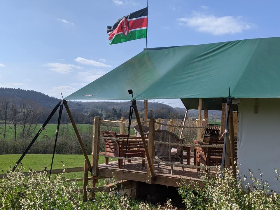 Hakuna Matata Safari Lodge - Sublime, off-grid digital detox with hot tub Luxury tent in Malvern Hills District