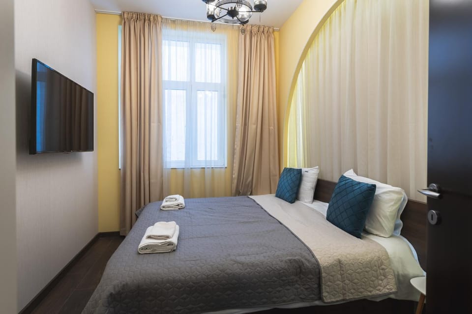 Bed, TV and multimedia, Photo of the whole room, Bedroom, towels
