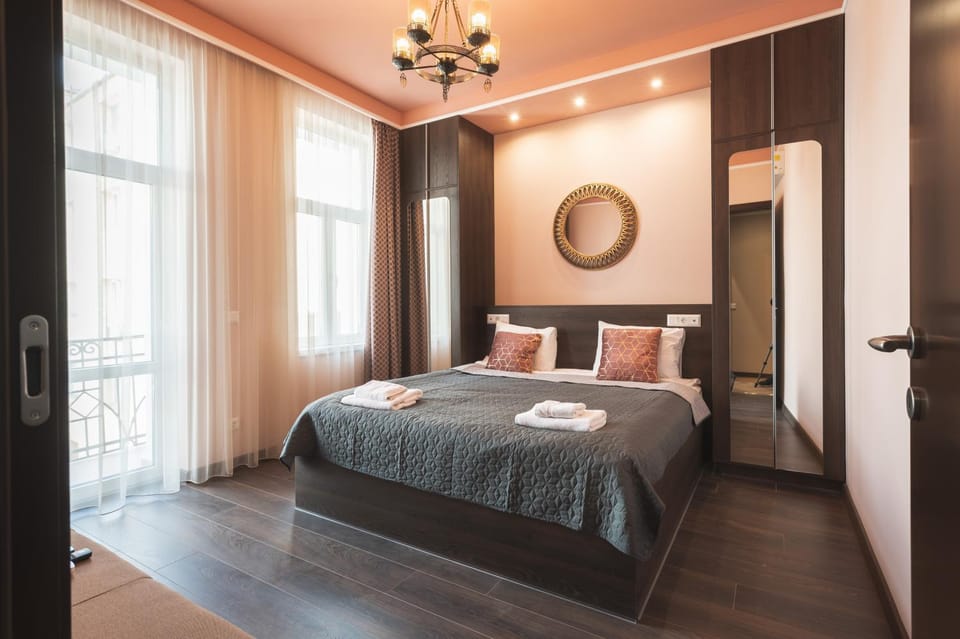 Bed, Photo of the whole room, Bedroom, towels