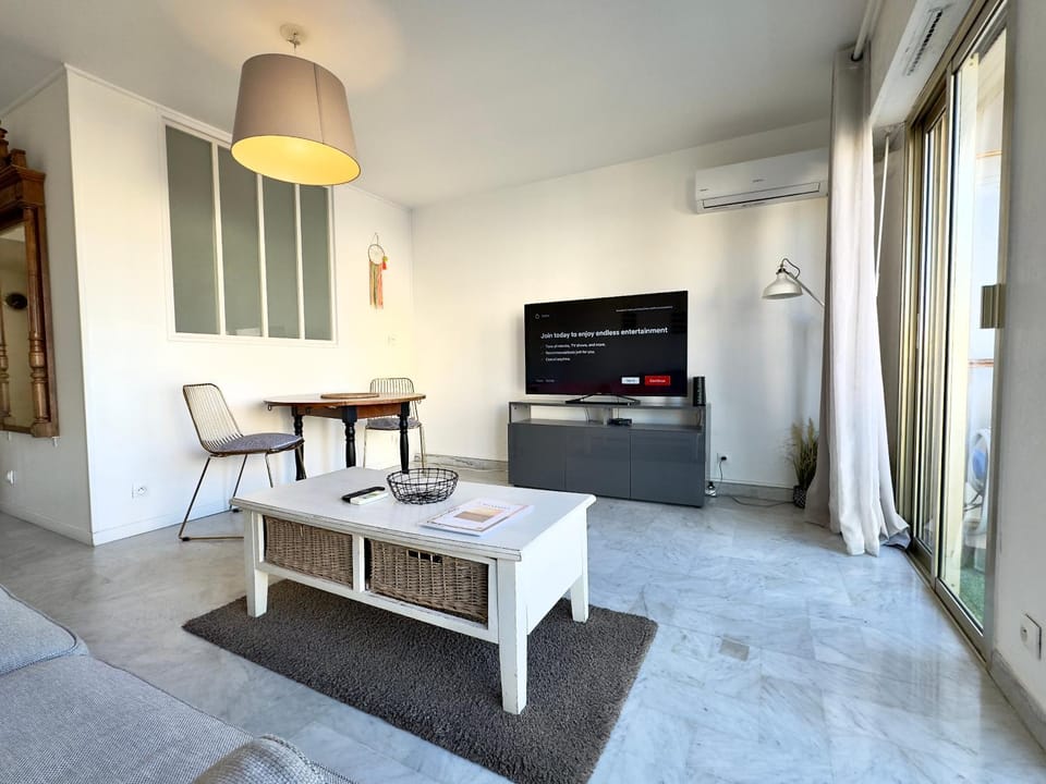 TV and multimedia, Living room, Dining area, air conditioner