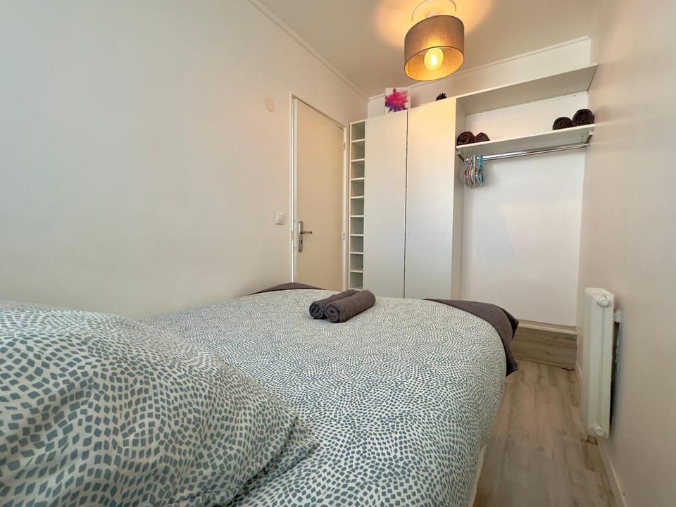 Bed, Photo of the whole room, Bedroom, wardrobe