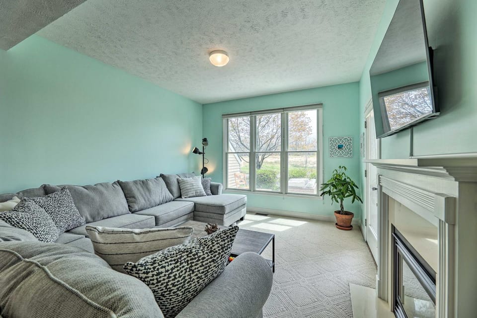 Bright Manistee Condo w/ Beach + Pool Access! House in Manistee