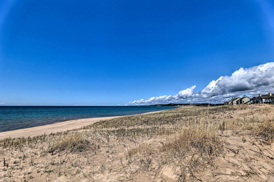 Bright Manistee Condo w/ Beach + Pool Access! House in Manistee