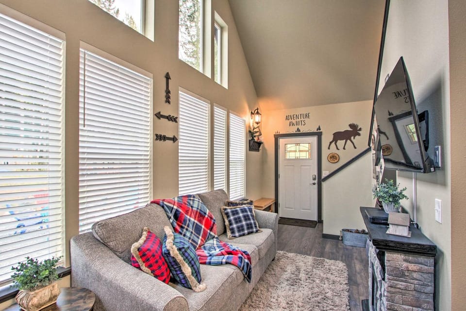 Cozy Cabin - 5 Miles to Mt Rainier National Park! Cabin in Washington