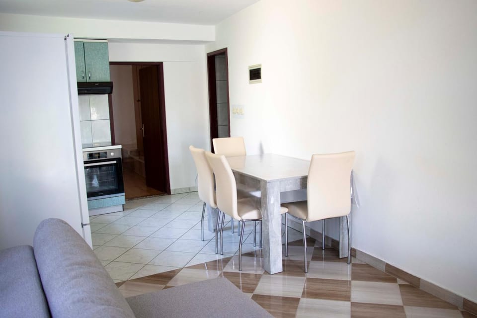 Kitchen or kitchenette, Dining area, stove