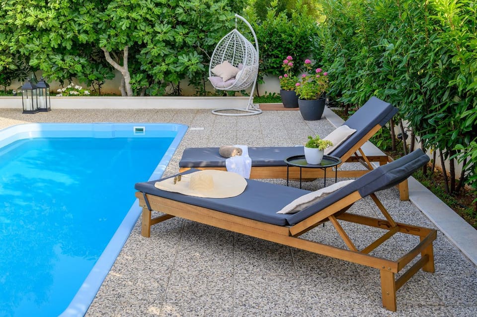 Patio, Day, Garden, Garden view, Pool view, Swimming pool, sunbed, towels