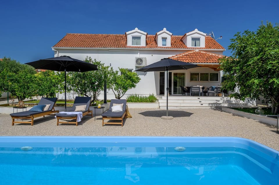 Property building, Patio, Day, Garden, Garden view, Pool view, Swimming pool, sunbed