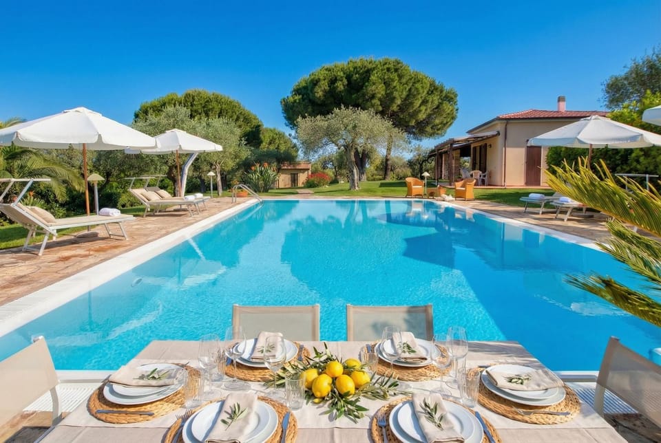 Property building, Patio, Day, Garden, Food and drinks, Dining area, Garden view, Pool view, Swimming pool, Drinks, Alcoholic drinks, sunbed