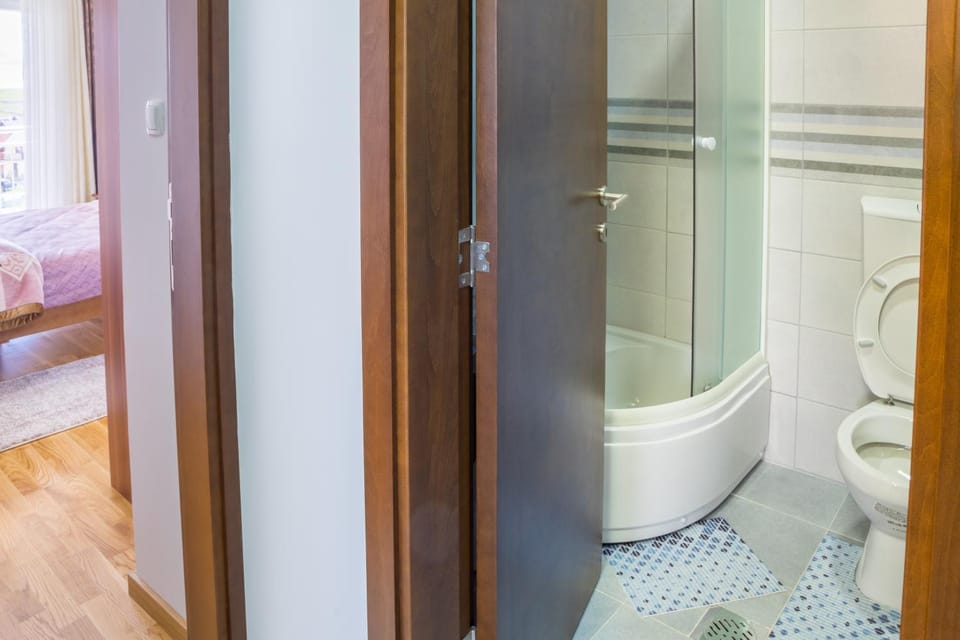 Toilet, Photo of the whole room