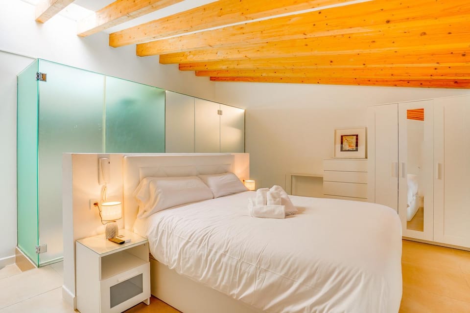 Shower, Toilet, Bed, Photo of the whole room, Bedroom