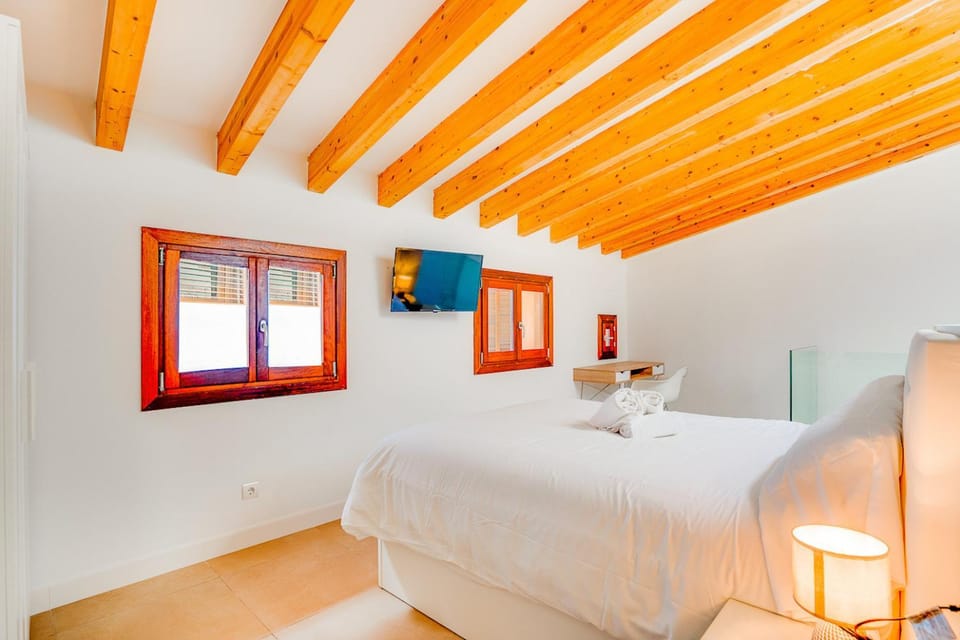 Bed, TV and multimedia, Photo of the whole room, Bedroom
