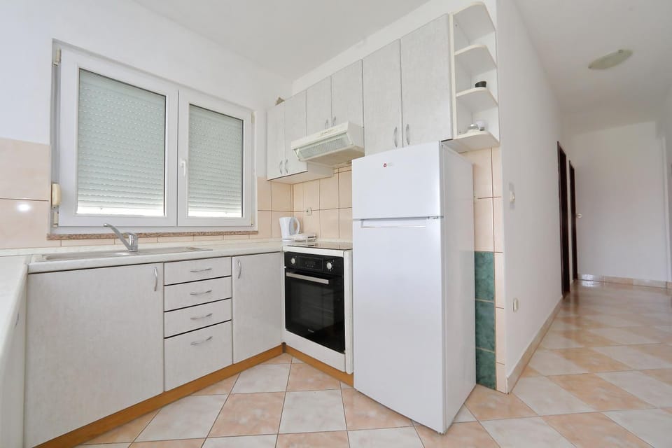 Kitchen or kitchenette, oven, stove