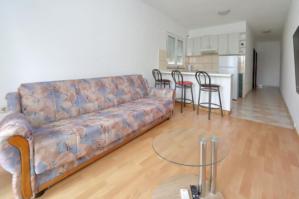 Living room, Dining area, oven