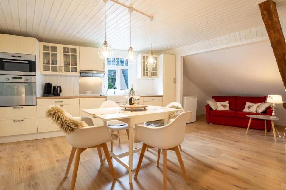 Kitchen or kitchenette, Living room, Seating area, Dining area, dishwasher