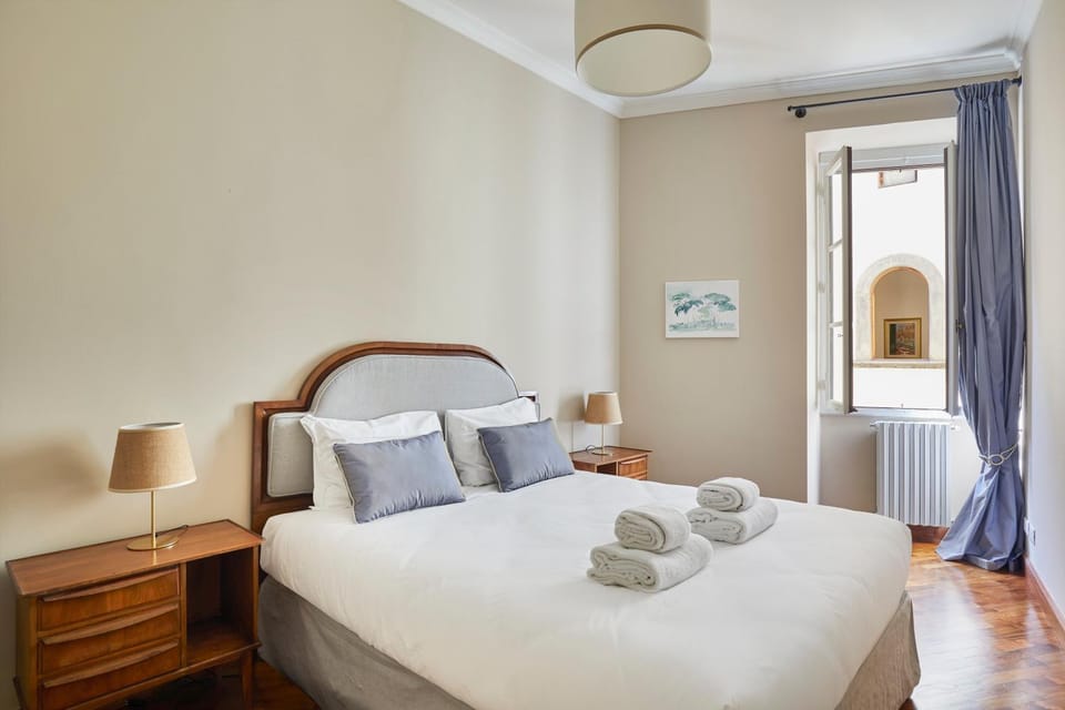 Bed, Bedroom, towels