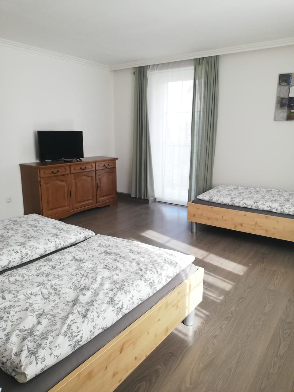 Bed, TV and multimedia, Photo of the whole room, Bedroom