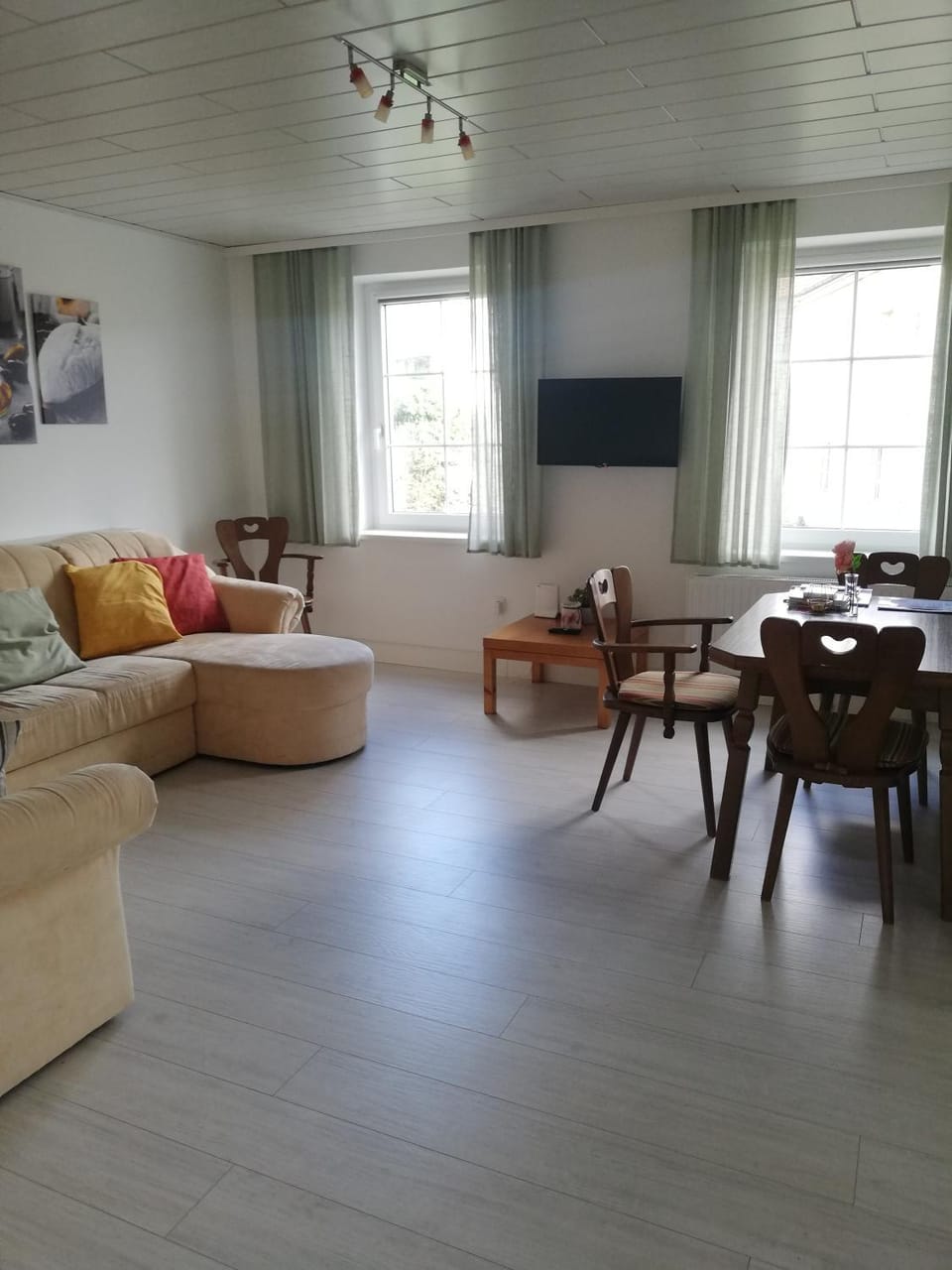 Communal lounge/ TV room, TV and multimedia, Living room, Seating area, Evening entertainment