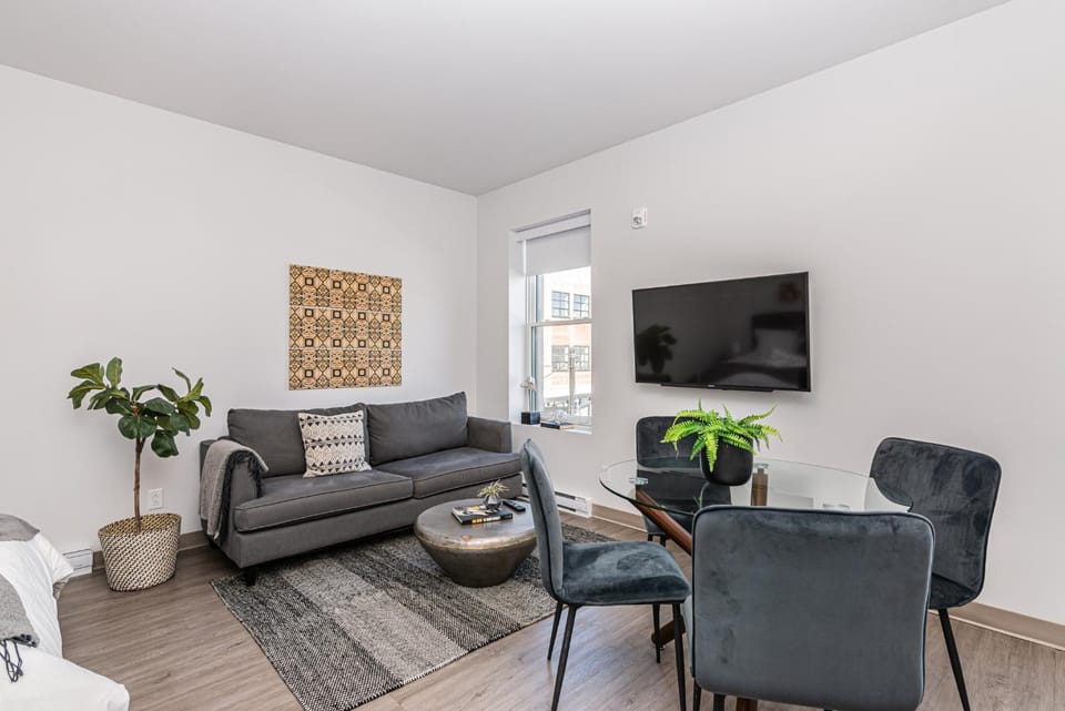 TV and multimedia, Living room, Seating area, Evening entertainment