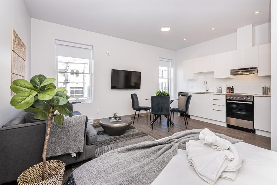 TV and multimedia, Kitchen or kitchenette, Living room, Seating area, Dining area, oven, stove