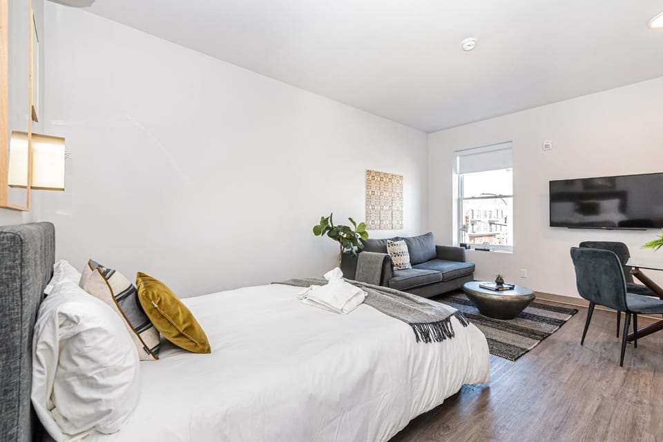 Bed, TV and multimedia, Living room, Seating area, Evening entertainment, Bedroom