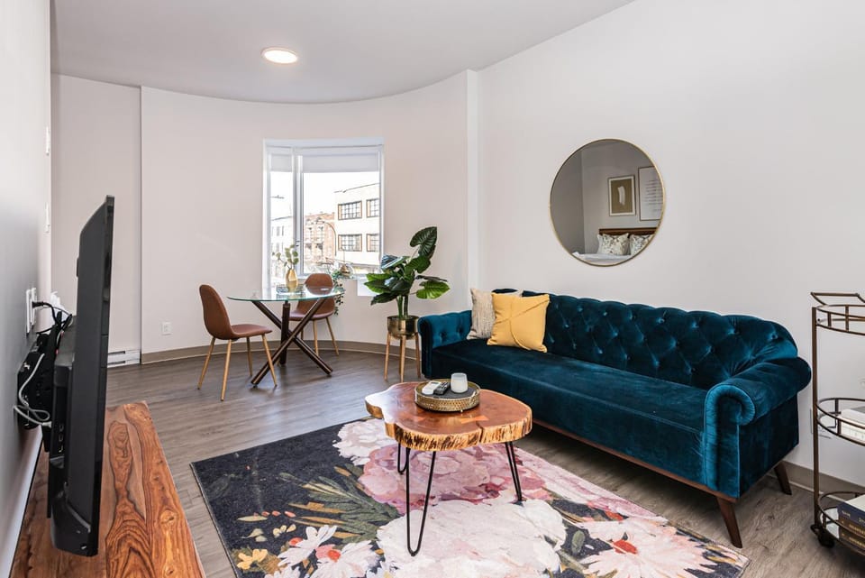 TV and multimedia, Living room, Seating area, Evening entertainment