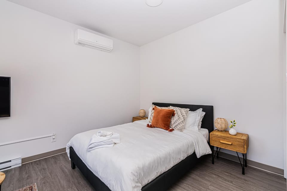 Bed, TV and multimedia, Bedroom, air conditioner