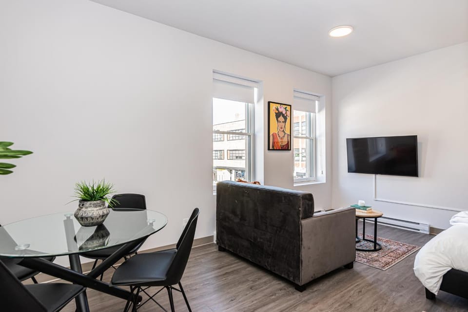 Bed, TV and multimedia, Living room, Seating area, Dining area, Evening entertainment, Bedroom